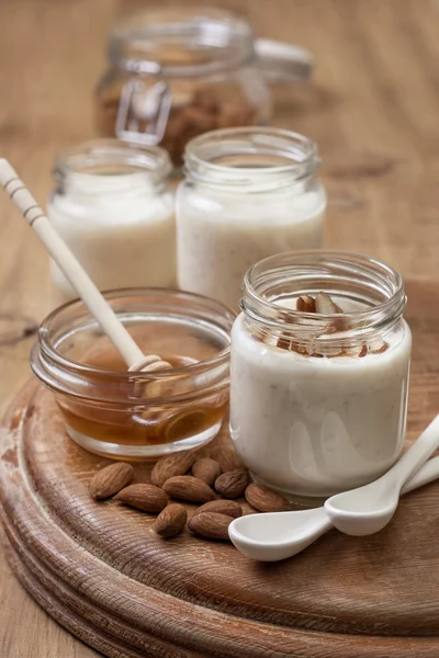 Yogur casero de leche de almendras —  Fotos de Stock