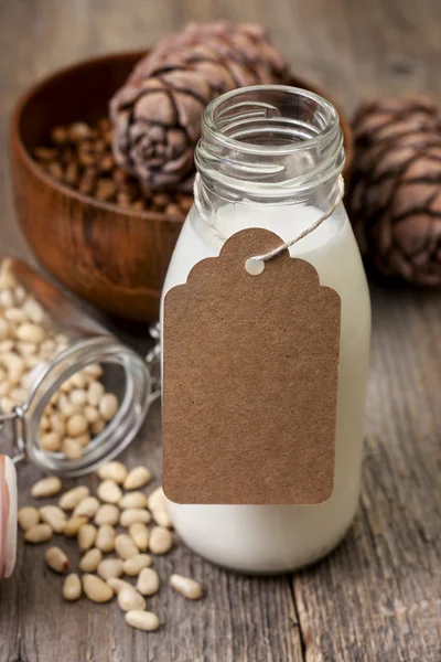 Cedr mleko w butelce — Zdjęcie stockowe