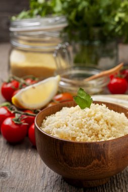 kuskus, pişmiş taze sebze 