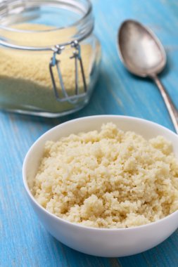 Beyaz bir kase pişmiş kuskus 