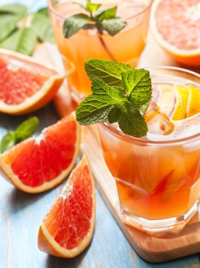 Pembe ile taze greyfurt kokteyl