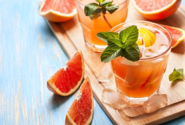 Pembe ile taze greyfurt kokteyl