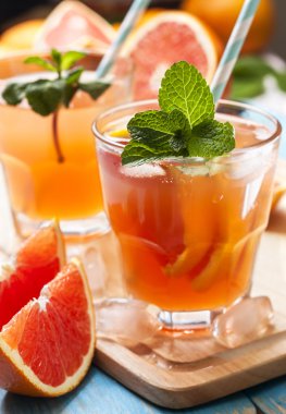 Pembe ile taze greyfurt kokteyl 