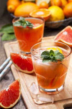 Pembe ile taze greyfurt kokteyl 