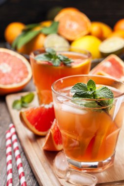 Pembe ile taze greyfurt kokteyl
