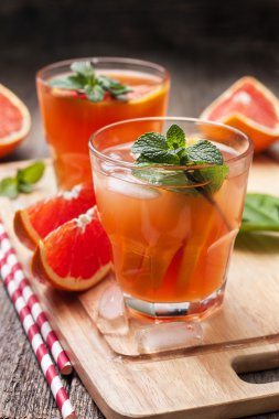 Pembe ile taze greyfurt kokteyl