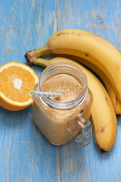 Smoothies com laranja e banana — Fotografia de Stock