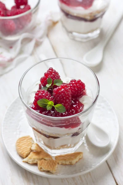 Tarta de queso con frambuesas en vaso —  Fotos de Stock