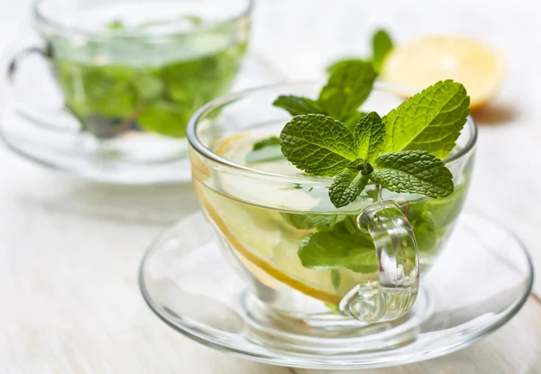 Cups of tea with fresh mint and lemon — Stock Photo, Image