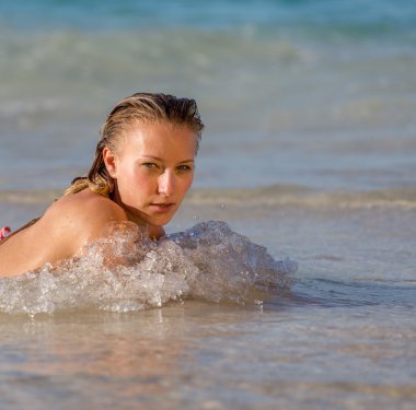 Genç sarışın bir kadın portresi