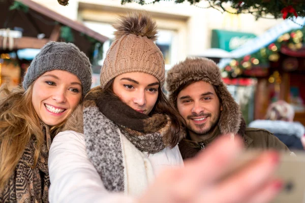 Pareja, hombre, mujer, amigos se divierten en el mercado de Navidad Fotos De Stock