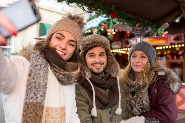 Pareja, hombre, mujer, amigos se divierten en el mercado de Navidad Fotos De Stock Sin Royalties Gratis