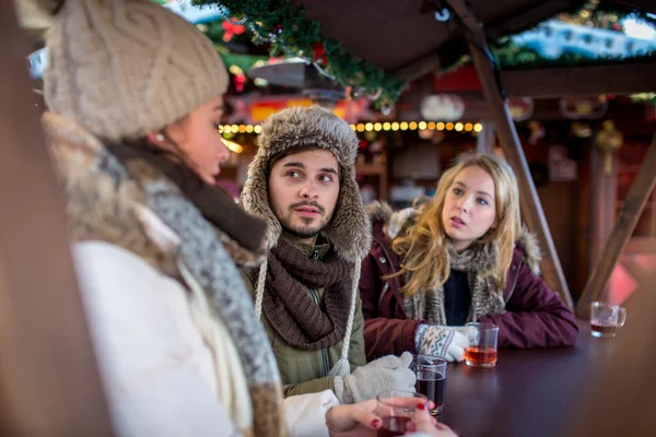 Çift, erkek, kadın, arkadaşlarım var eğlenceli Noel pazarı — Stok fotoğraf