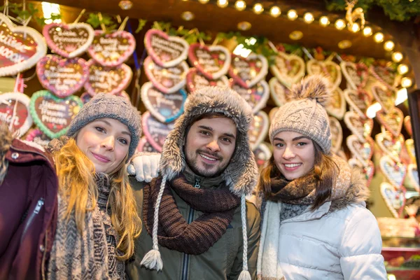 Çift, erkek, kadın, arkadaşlarım var eğlenceli Noel pazarı — Stok fotoğraf