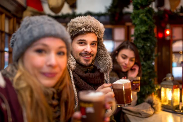 Pareja, hombre, mujer, amigos se divierten en el mercado de Navidad Imágenes De Stock Sin Royalties Gratis