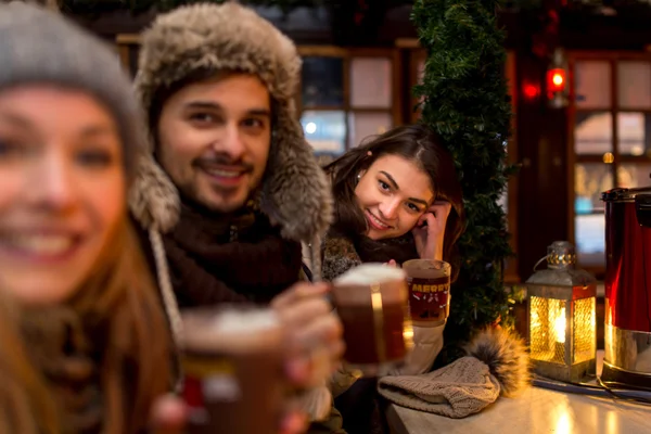 Pareja, hombre, mujer, amigos se divierten en el mercado de Navidad Fotos De Stock