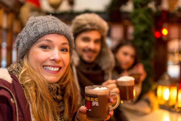 Pareja, hombre, mujer, amigos se divierten en el mercado de Navidad Fotos De Stock Sin Royalties Gratis