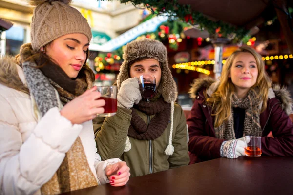 Pareja, hombre, mujer, amigos se divierten en el mercado de Navidad Fotos De Stock