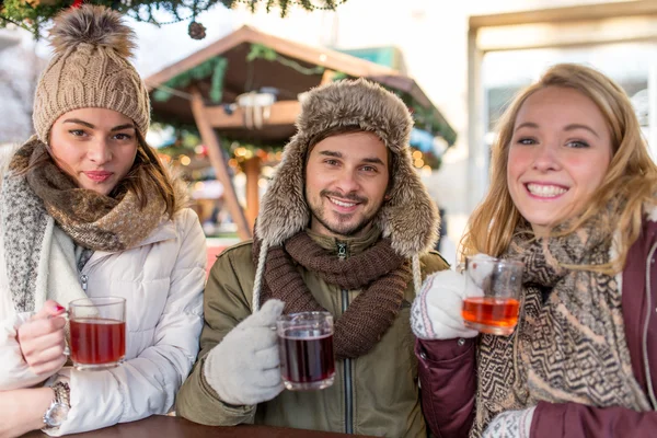 Pareja, hombre, mujer, amigos se divierten en el mercado de Navidad Imagen De Stock