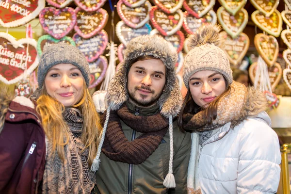 Pareja, hombre, mujer, amigos se divierten en el mercado de Navidad Imagen De Stock