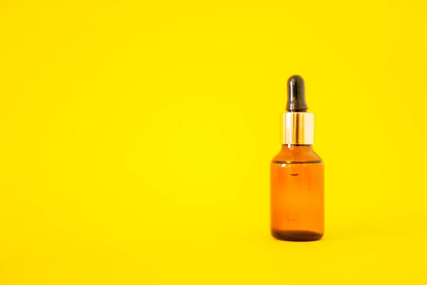 Kosmetikflaschen Mit Serum Auf Leuchtend Gelbem Hintergrund Kosmetologie Und Schönheitskonzept — Stockfoto