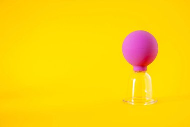 Anti-selülit masajı için bir kavanoz. Sağlıklı yaşam tarzı kavramı. Selülit, diyet, portakal kabuğu.