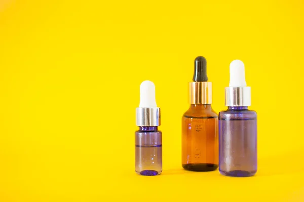 Frascos Cosméticos Con Suero Sobre Fondo Amarillo Brillante Cosmetología Concepto —  Fotos de Stock