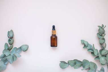 Hafif arka planda yüz serumu olan şişeler. Güzellik endüstrisi.
