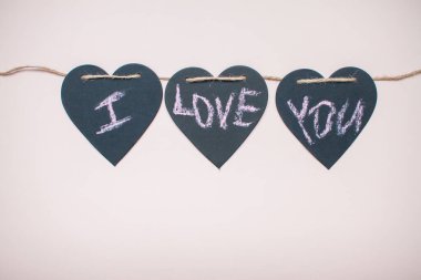 Açık pembe arka planda kupa düzeni. Sevgililer Günü. 14 Şubat