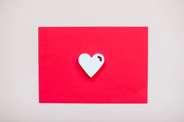 Coração Branco Sobre Fundo Vermelho Brilhante Dia Dos Namorados Cartão — Fotografia de Stock