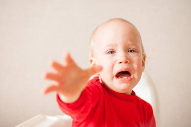 Küçük kız ağlıyor, ağlıyor, ağlıyor..