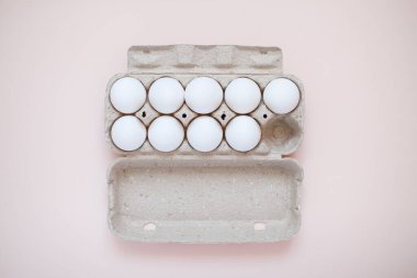 Geri dönüşümlü beyaz yumurtalı kaset.