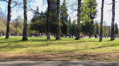 İnsanlar yaz tatilinde parkta yürürler.