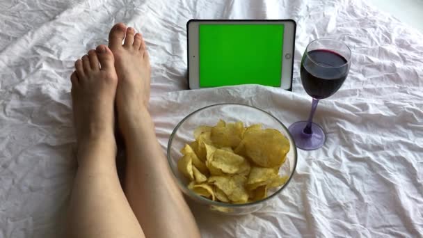 Jour de congé, regarder un film avec des chips et du vin. Soulage le stress. Détente dans la solitude — Video