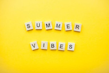 Parlak sarı arka planda, tahta küplerden gelen yazlık titreşimler.