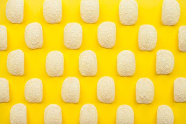 Parlak sarı arkaplanda çip izleri var. Kilo kaybı ve diyet konsepti.