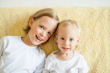 Mutlu iki kız kardeşin portresi.