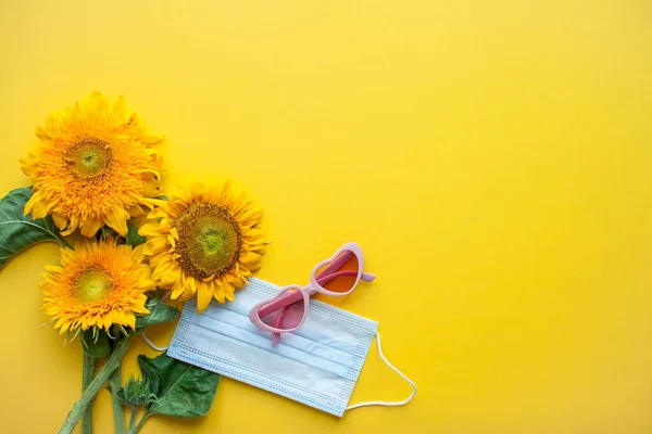 Arreglo de gafas de sol en forma de corazón rosa y máscara médica protectora sobre fondo amarillo brillante —  Fotos de Stock