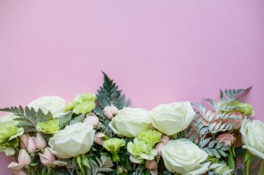 Hassas pembe sprey güller, beyaz güller ve pembe arka planda çiçekler.