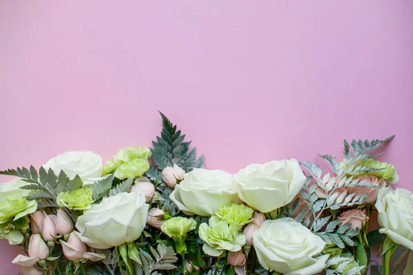 Hassas pembe sprey güller, beyaz güller ve pembe arka planda çiçekler.