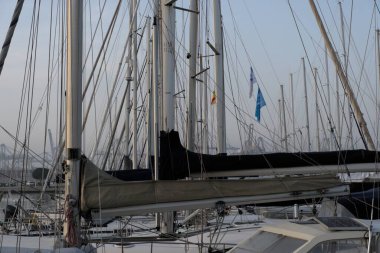 Limanda demirli yelkenliler.