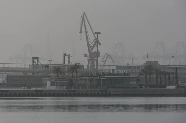 Die Hafenkräne Sehen Aus Wie Gespenstische Gestalten Nebel Dieses Wintermorgens — Stockfoto