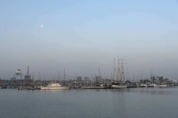 Valencia Marina Dock Mit Segelbooten Katamaranen Und Einem Motorboot Eventzelt — Stockfoto
