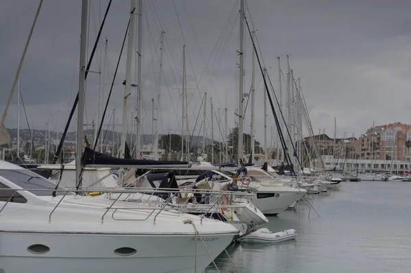 Tekneler Bulutlu Bir Günde Bir Marinada Demirlemişti — Stok fotoğraf