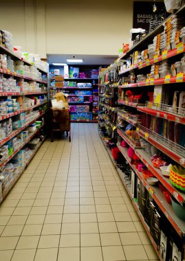 Grand Bay, Mauritius, 11 Kasım 2019, La Croisette AVM, süpermarketlerin arasında. Plastik kaplar ve mutfak gereçleri olan raflar. Mauritius, Afrika 'da alışveriş. İçeride kimse yok.