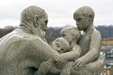 Adam ve çocuklar tarafından Gustav Vigeland heykeli. Oslo, Norveç.