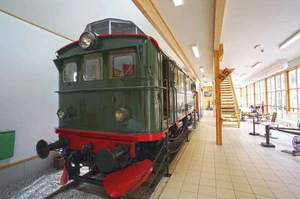 Una vieja locomotora verde en el museo Flamsbana — Foto de Stock