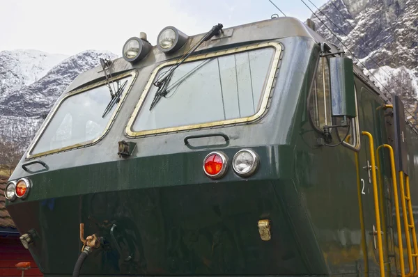 Ett grönt tåg vid berömda Flam Railway i Norge — Stockfoto