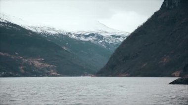 Hareket Norveç fiyortları ve dağlar