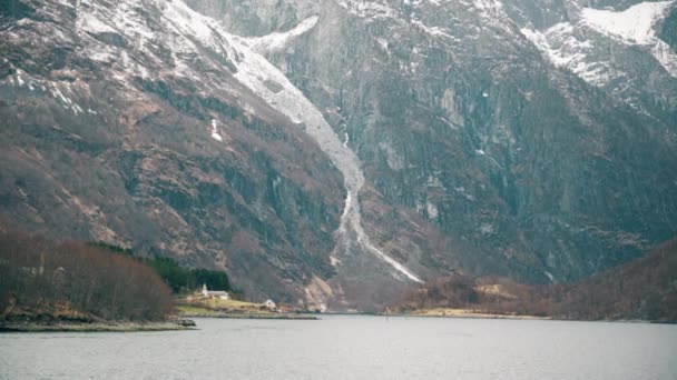 Movimento através dos fiordes e montanhas norueguesas com gaivotas — Vídeo de Stock